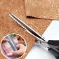 ✂️ Multifunksjonsaks med sagtaggede tenner – skjærer flere lag stoff, gir sikksakkmønster. Rustfritt stål, komfortabelt grep – perfekt til quilting og sying! 🧵💪
