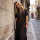 🐆 Lang leopardkjole med V-hals – høy midje fremhever figuren, flytende maxi-skjørt. Pustende ermer, tidløst mønster – perfekt til hverdags og fest! ✨👗