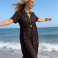 🐆 Lang leopardkjole med V-hals – høy midje fremhever figuren, flytende maxi-skjørt. Pustende ermer, tidløst mønster – perfekt til hverdags og fest! ✨👗