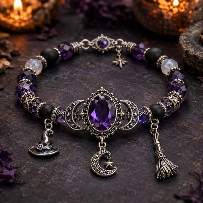 🔮 Heksearmbånd i lilla – rhinsten, heksehatt og månevedheng. Perfekt til Halloween! ✨🧙‍♀️