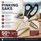 ✂️ Multifunksjonsaks med sagtaggede tenner – skjærer flere lag stoff, gir sikksakkmønster. Rustfritt stål, komfortabelt grep – perfekt til quilting og sying! 🧵💪